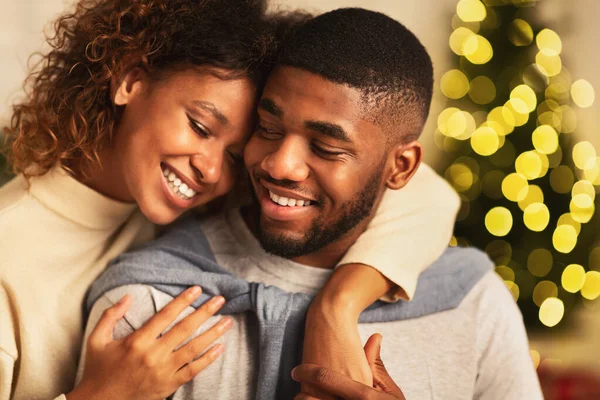 Casal apaixonado passar véspera de Natal juntos — Fotografia de Stock