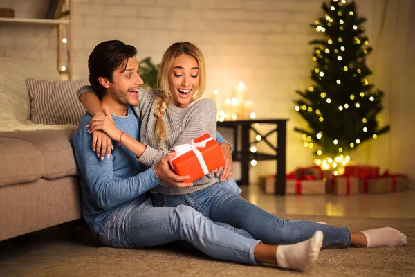 Молодая пара празднует Рождество дома, копия пространства — стоковое фото