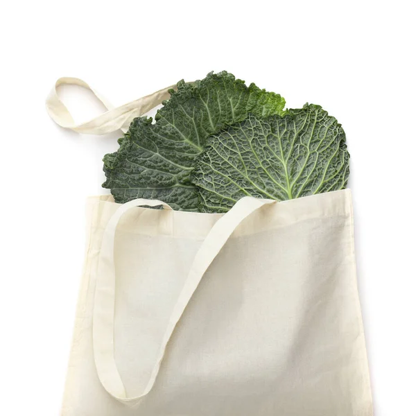 Hojas de col verde en algodón blanco reutilizable bolsa de compras — Foto de Stock