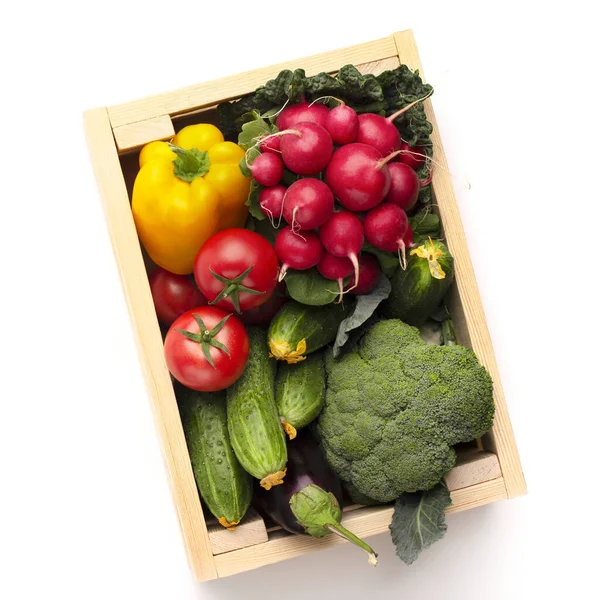 Verduras frescas y orgánicas en caja de madera sobre blanco — Foto de Stock