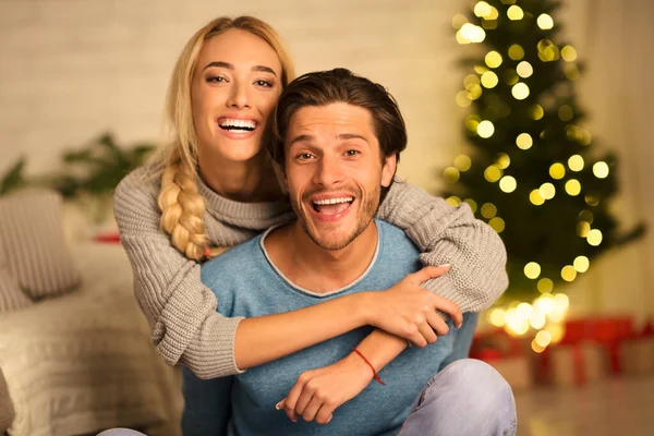 Glückliches Paar genießt Heiligabend vor dem Weihnachtsbaum — Stockfoto