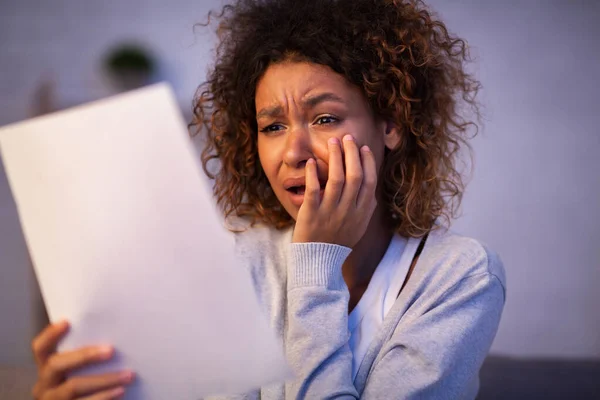 Mujer decepcionada leyendo carta de ruptura con el novio —  Fotos de Stock