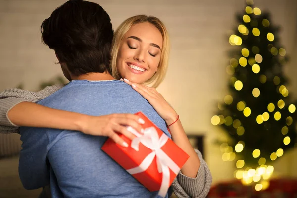 Lycklig fru omfamna mannen, vara tacksam för närvarande — Stockfoto