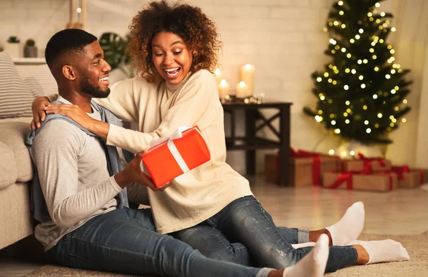 Schöner Mann überrascht Mädchen mit Weihnachtsgeschenk — Stockfoto