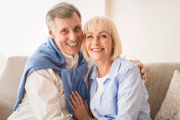 Feliz pareja madura abrazando y sonriendo a la cámara —  Fotos de Stock