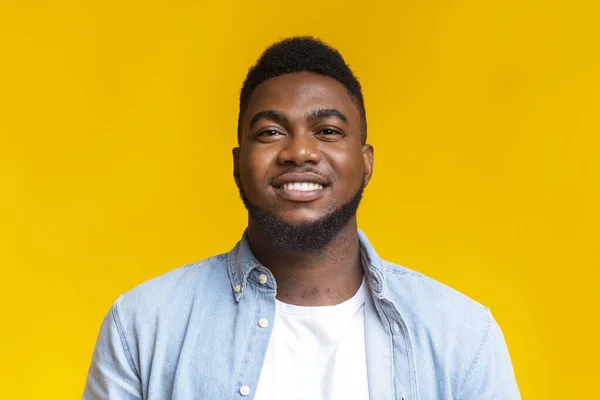 Retrato de hombre millennial negro confiado sobre fondo amarillo —  Fotos de Stock