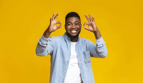 Otimista afro-americano cara mostrando ok gesto com ambas as mãos — Fotografia de Stock