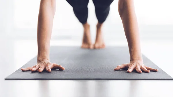 Slim kvinna utövar yoga i Plank pose, närbild — Stockfoto