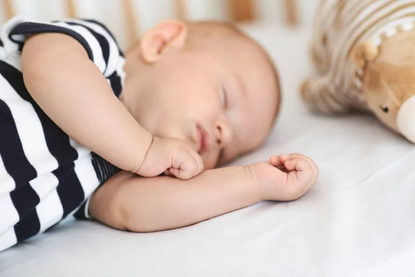 Closeup portret van schattig slapen pasgeboren baby — Stockfoto