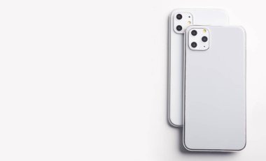 Iphone 11 ve Pro versiyonu beyaz üzerinde yan yana izole