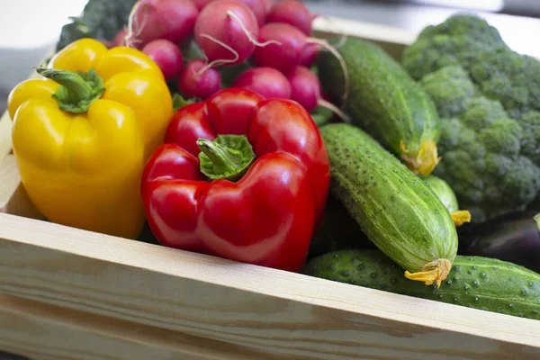 Gros plan de légumes frais biologiques dans une boîte en bois — Photo