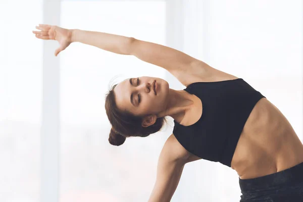 Fitness-Konzept. entspanntes Mädchen, das Arme ausstreckt und trainiert — Stockfoto