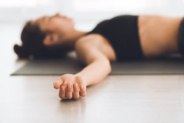 Mujer joven practicando yoga en pose de cuerpo — Foto de Stock