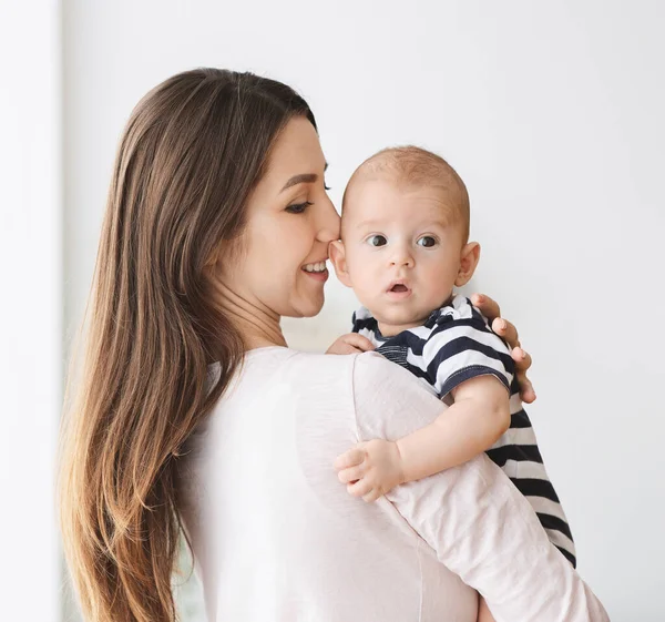 Retrato de hermosa madre con bebé lindo en brazos — Foto de Stock