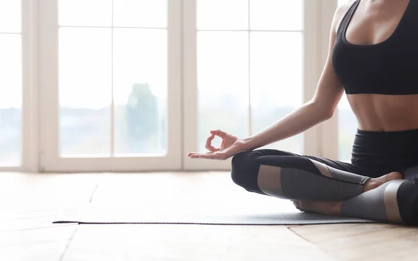 Geschnittenes Foto eines meditierenden Mädchens während eines Yogakurses — Stockfoto