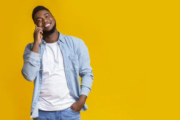 Ritratto di uomo nero spensierato che parla sul cellulare — Foto Stock