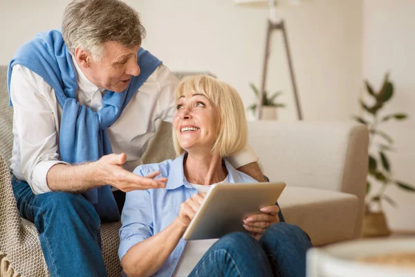 Moderne Senioren nutzen gemeinsam digitales Tablet — Stockfoto