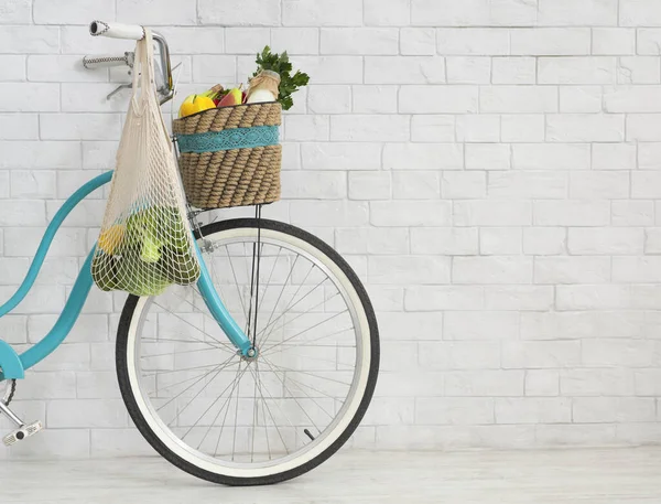 Miljövänlig cykel med nätkasse full av vegetarisk mat — Stockfoto