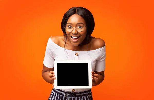 Ενθουσιασμένη Αφροαμερικανή γυναίκα Εμφάνιση Tablet Screen, Mockup, Studio Shot — Φωτογραφία Αρχείου