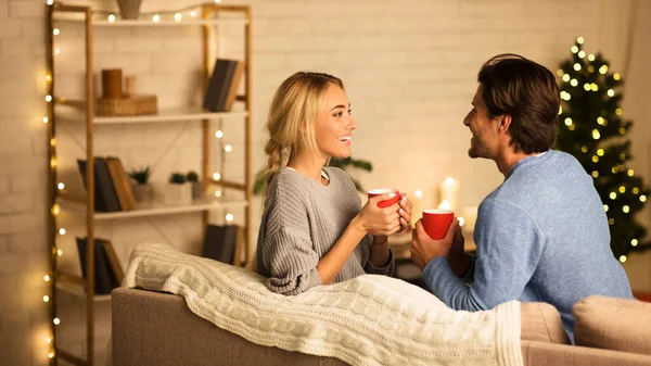 Heiligabend. Nettes verliebtes Paar trinkt heißen Tee — Stockfoto