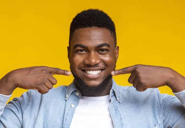 Closeup of handsome black guy smiling and showing perfect teeth — Stock Photo, Image