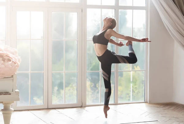 Bella giovane ballerina che si esercita presso lo studio di balletto — Foto Stock