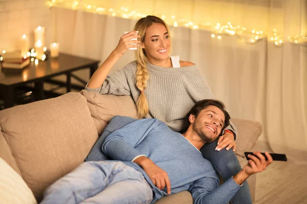 Bonito casal assistindo tv em ambiente acolhedor casa — Fotografia de Stock