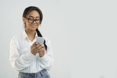 Güzel uygulama. Stüdyoda akıllı telefon kullanan öğrenci kız.