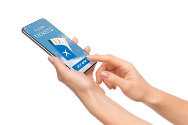 Kadın eller akıllı telefondaki uygulamayla uçak biletlerini ayırtıyor.