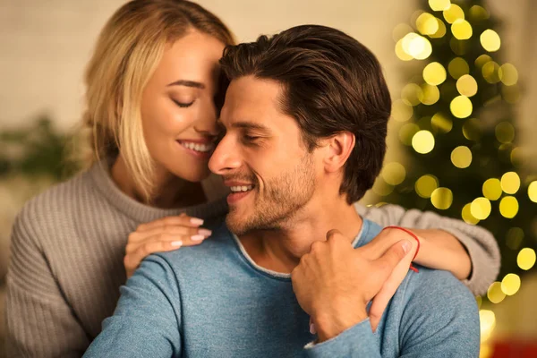 Casal romântico passar véspera de Natal juntos em casa — Fotografia de Stock