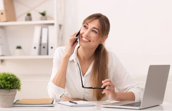 Happy Office Girl Talking On Mobile Phone Sitting At Workplace — Stock Photo, Image