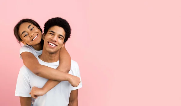 Casal feliz posando para câmera, menina abraçando cara de volta — Fotografia de Stock