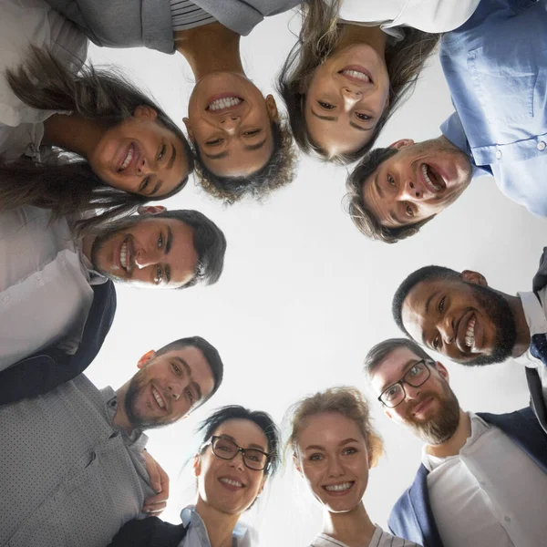 Glade forskelligartede forretningsfolk stående i cirkel - Stock-foto