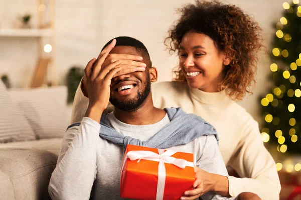 Vánoční dárek. Afroameričanka překvapující manžel doma — Stock fotografie