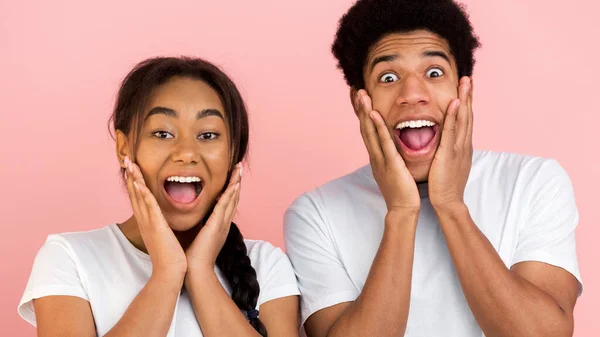 Guy és a lány sikoltozik a meglepetés és megható arc — Stock Fotó