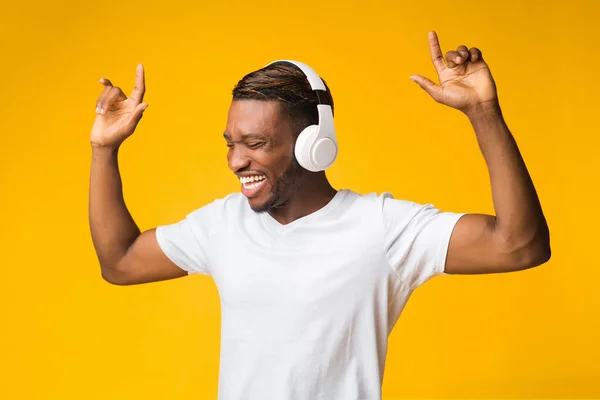Chico feliz con auriculares escuchando música bailando, Studio Shot — Foto de Stock