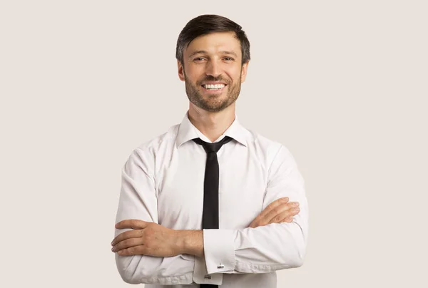 Geschäftsmann lächelt verschränkte Hände vor weißem Hintergrund — Stockfoto