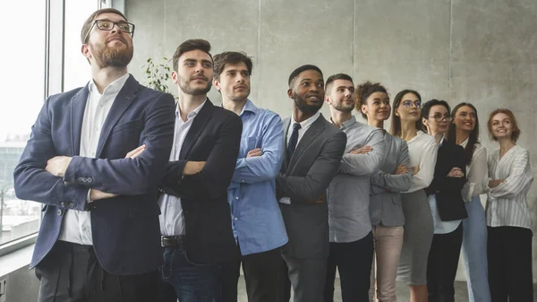 Successful business team standing in row headed with boss — Stock Photo, Image