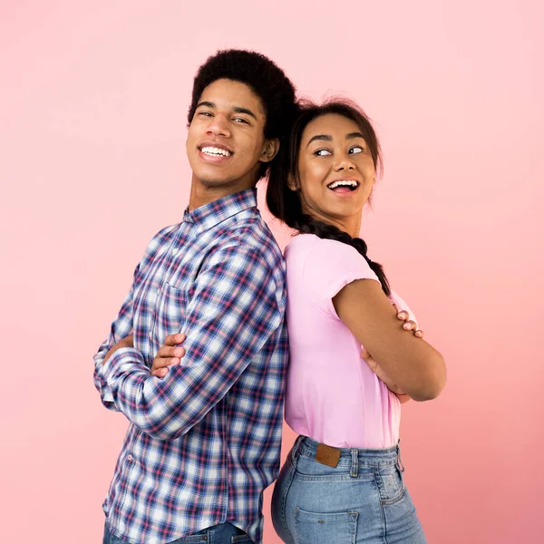 Glückliches Teenie-Paar steht Rücken an Rücken mit verschränkten Armen — Stockfoto