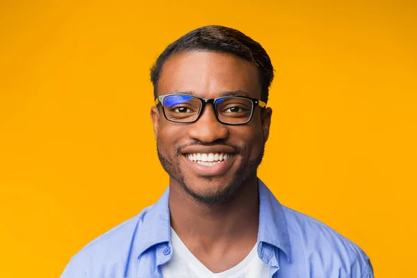 노란 배경 위로 포즈를 취하고 있는 카메라 앞에서 웃고 있는 아프리카 계 미국인 — 스톡 사진