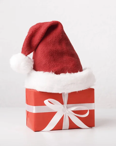 Caja de regalo de Navidad roja con cinta blanca sobre fondo — Foto de Stock