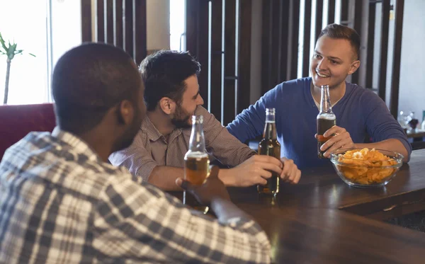 Reunión con los mejores amigos. Hombres descansando en el bar — Foto de Stock
