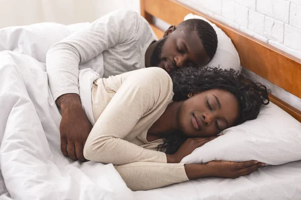 Genç Afro-Amerikan çift yatakta birlikte kestiriyorlar. — Stok fotoğraf