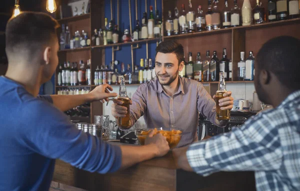 Barmen Gençlere Bira Şişeleri Veriyor — Stok fotoğraf