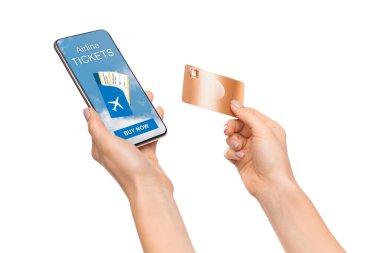 Elinde uçak biletleri uygulaması ve kredi kartı olan akıllı telefon tutan bir kadın.