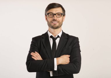 Kendine güvenen işadamı Kameraya gülümseyen eller çapraz, beyaz arka plan