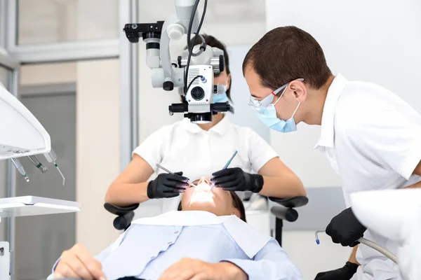 Serviço de alta classe no armário dental, dentista fazendo cirurgia — Fotografia de Stock