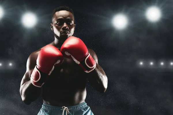 Confiado boxeador africano de pie en posición lista —  Fotos de Stock
