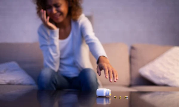Depresi. Menangis afro wanita mengambil pil antidepresan — Stok Foto