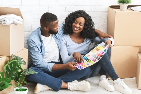 Just married couple choosing walls colour for new apartment — Stockfoto
